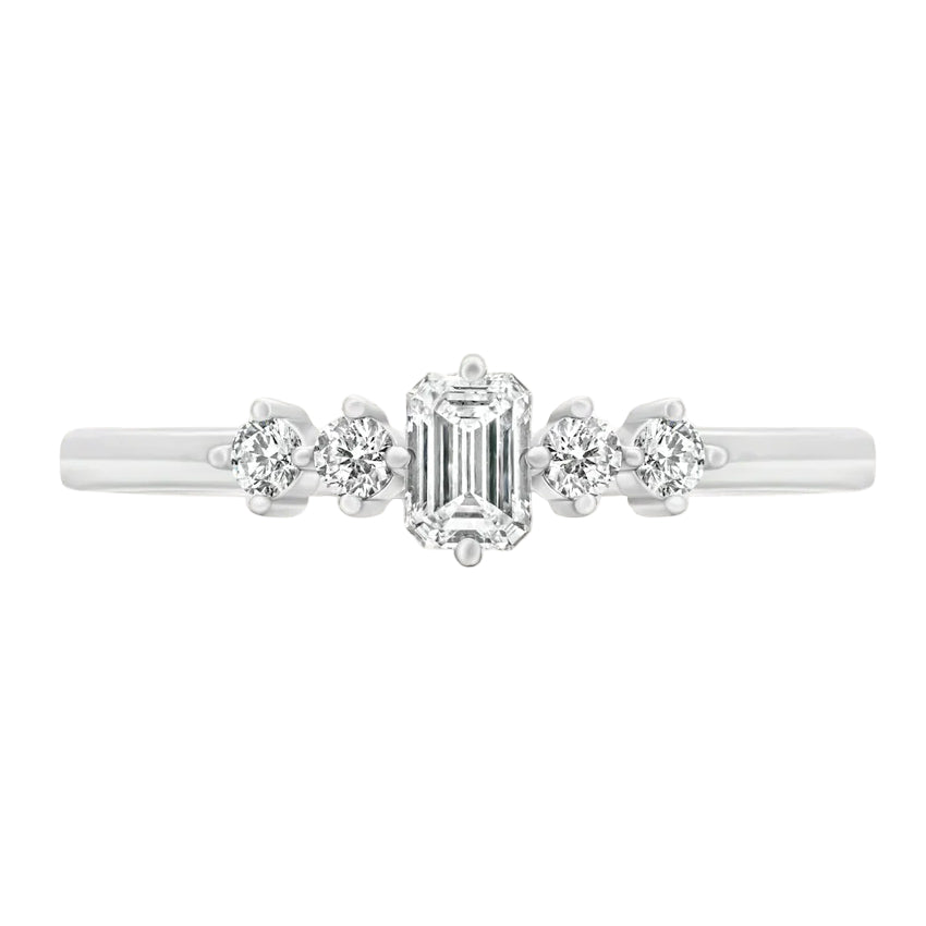 Sol et Terre Petite Emerald Dotted Band Ring